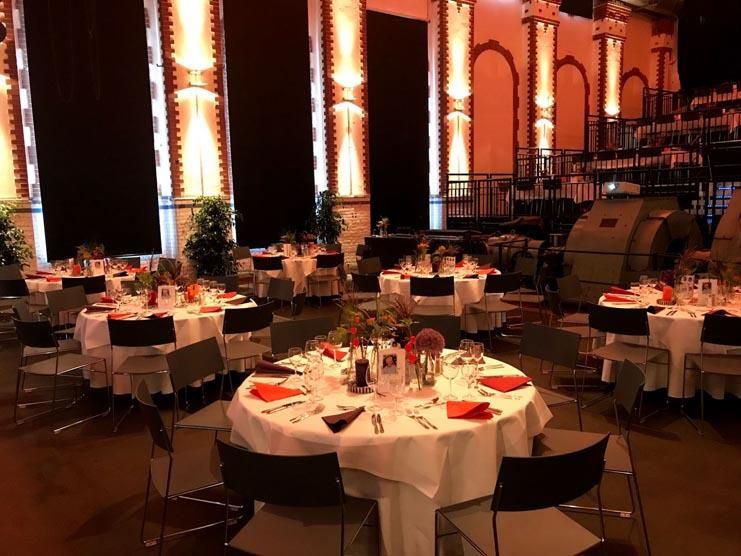 Ein großer Raum mit Tischen und Stühlen für eine Party