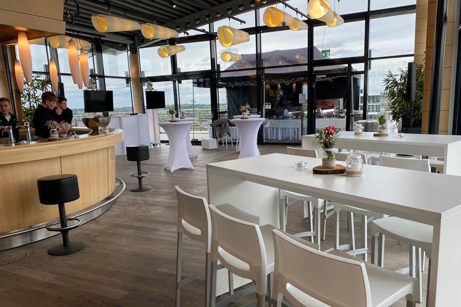 Ein Raum voller Tische und Stühle und einer Bar.