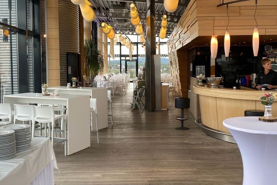 Ein Restaurant mit Tischen und Stühlen und einer Bar.