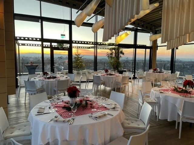 Ein großer Raum mit Tischen und Stühlen für einen Hochzeitsempfang.