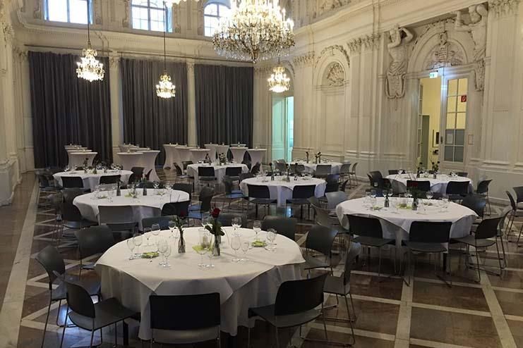 Ein großer Raum mit Tischen und Stühlen für eine Party.