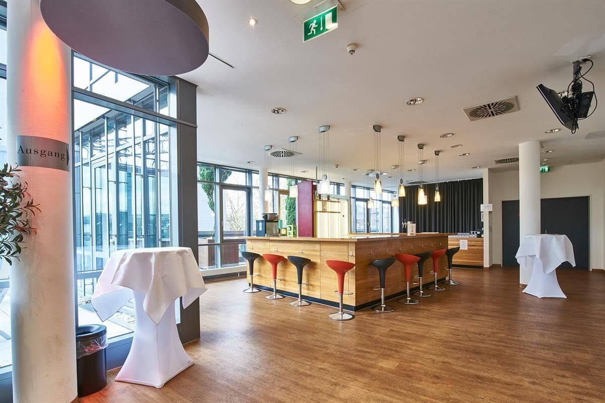 Ein großer Raum mit einer Bar und Tischen
