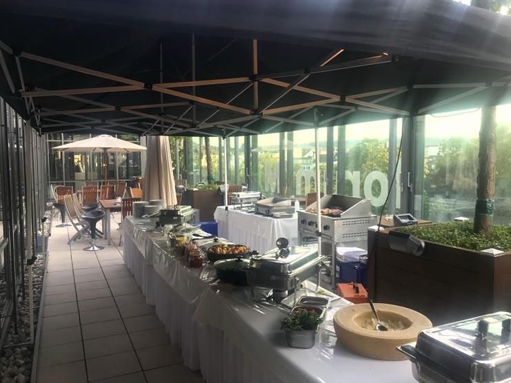 Es gibt einen Buffet-Tisch mit viel Essen darauf.