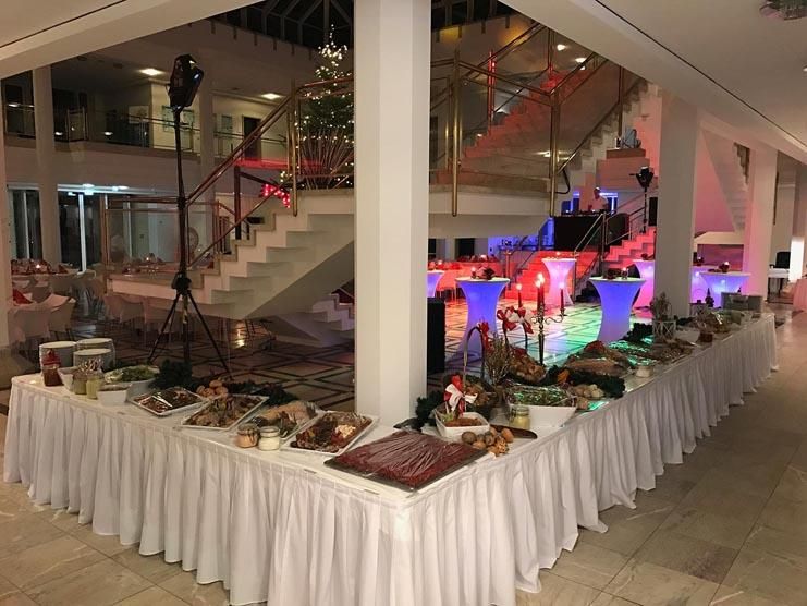 Ein großer Raum mit einem Buffet-Tisch und einer Treppe im Hintergrund