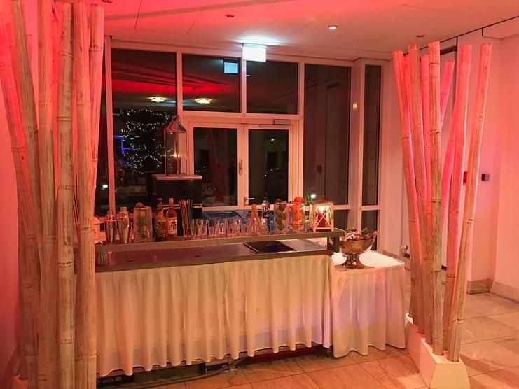 Ein Raum mit einer Bar und vielen Flaschen darauf.