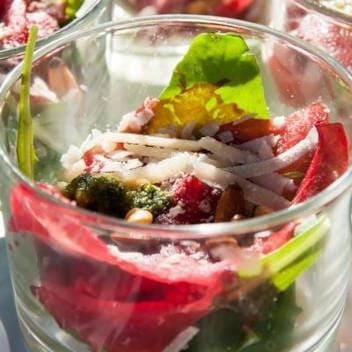 Eine Nahaufnahme eines Glases mit Salat