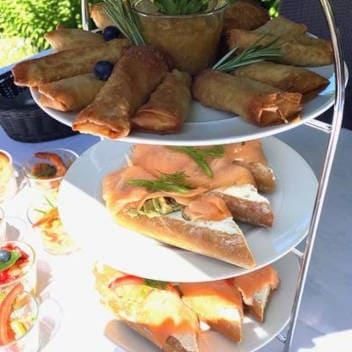 Auf einem Tisch sind drei Teller mit Essen übereinander gestapelt.