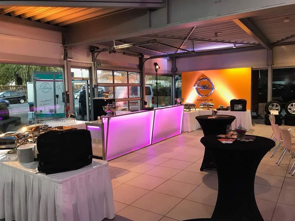 Ein großer Raum voller Tische und Buffets.