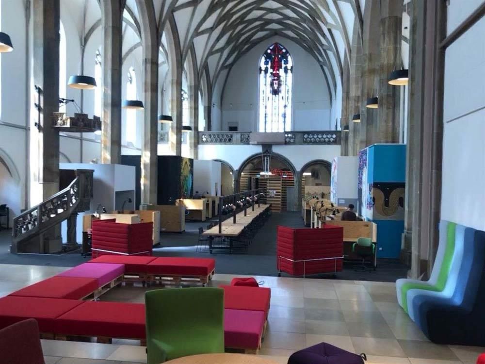 Eine Kirche mit viel Mobiliar