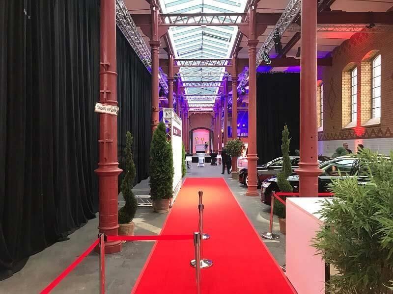 Ein roter Teppich wird durch den Flur eines Gebäudes gelegt.