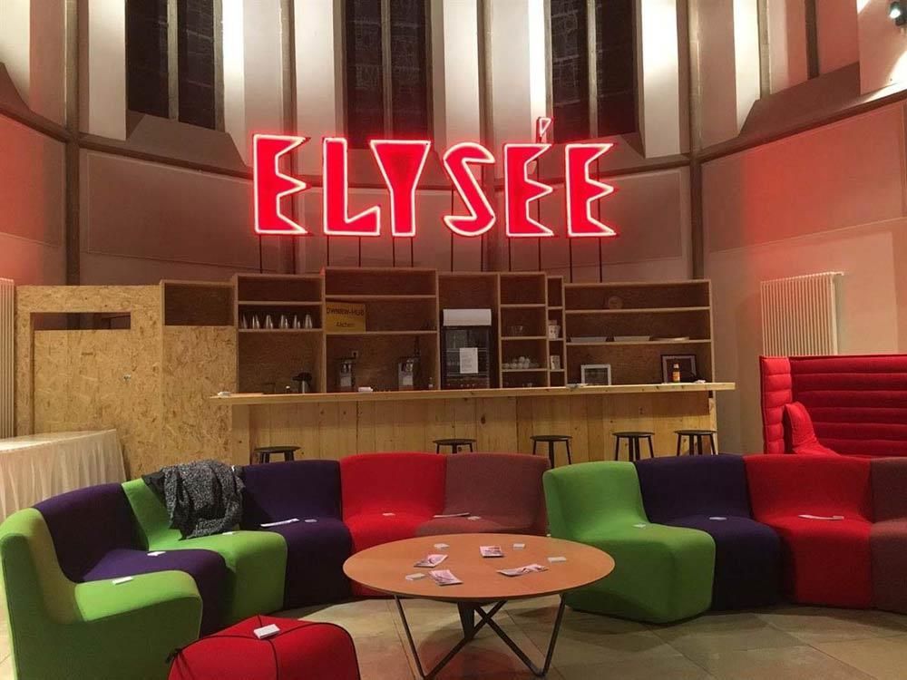 Ein Raum mit einem Neonschild mit der Aufschrift „Elysee“