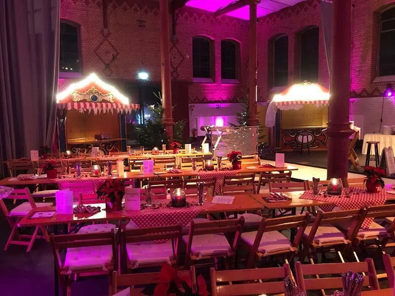 Ein großer Raum mit Tischen und Stühlen für eine Party.