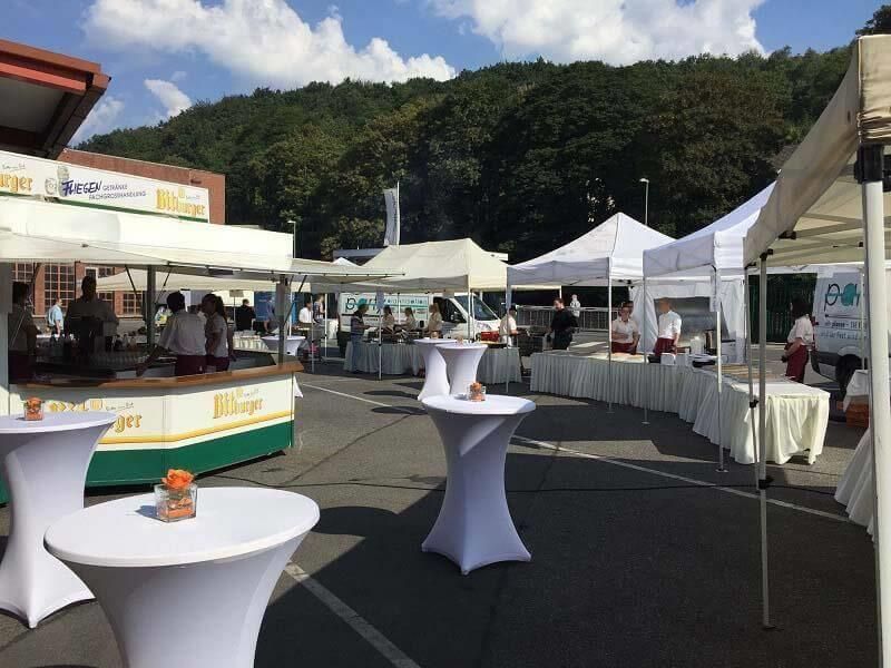 Viele Tische und Zelte auf einem Parkplatz