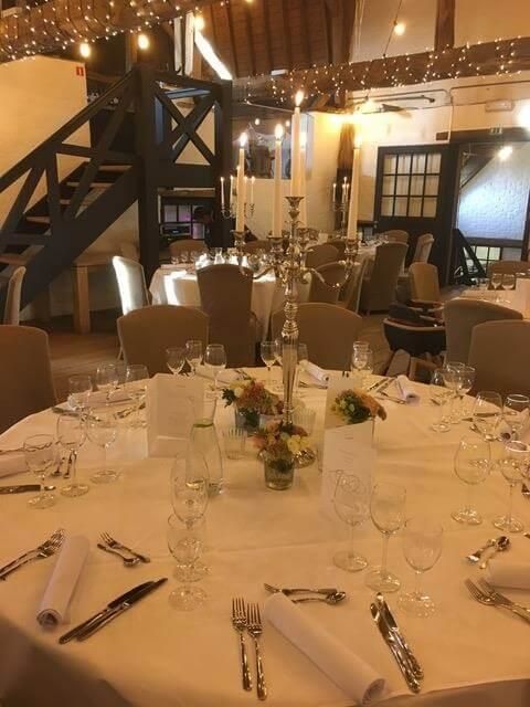 Ein Tisch mit einer Vase mit Blumen darauf