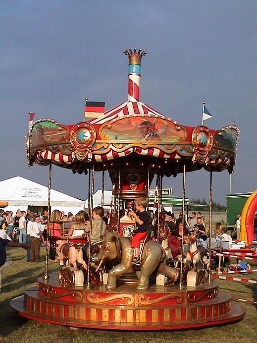 Ein Karussell mit Leuten, die darauf fahren