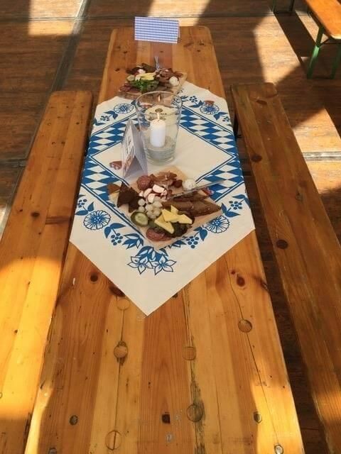 Ein Holztisch mit einer blau-weißen Tischdecke darauf