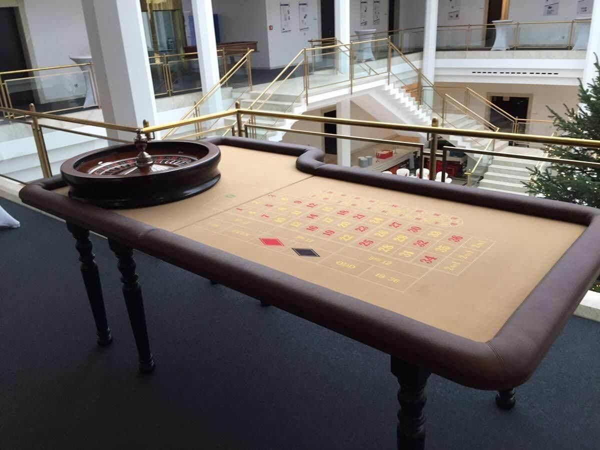 Ein großer Tisch mit einem Rouletterad darauf.