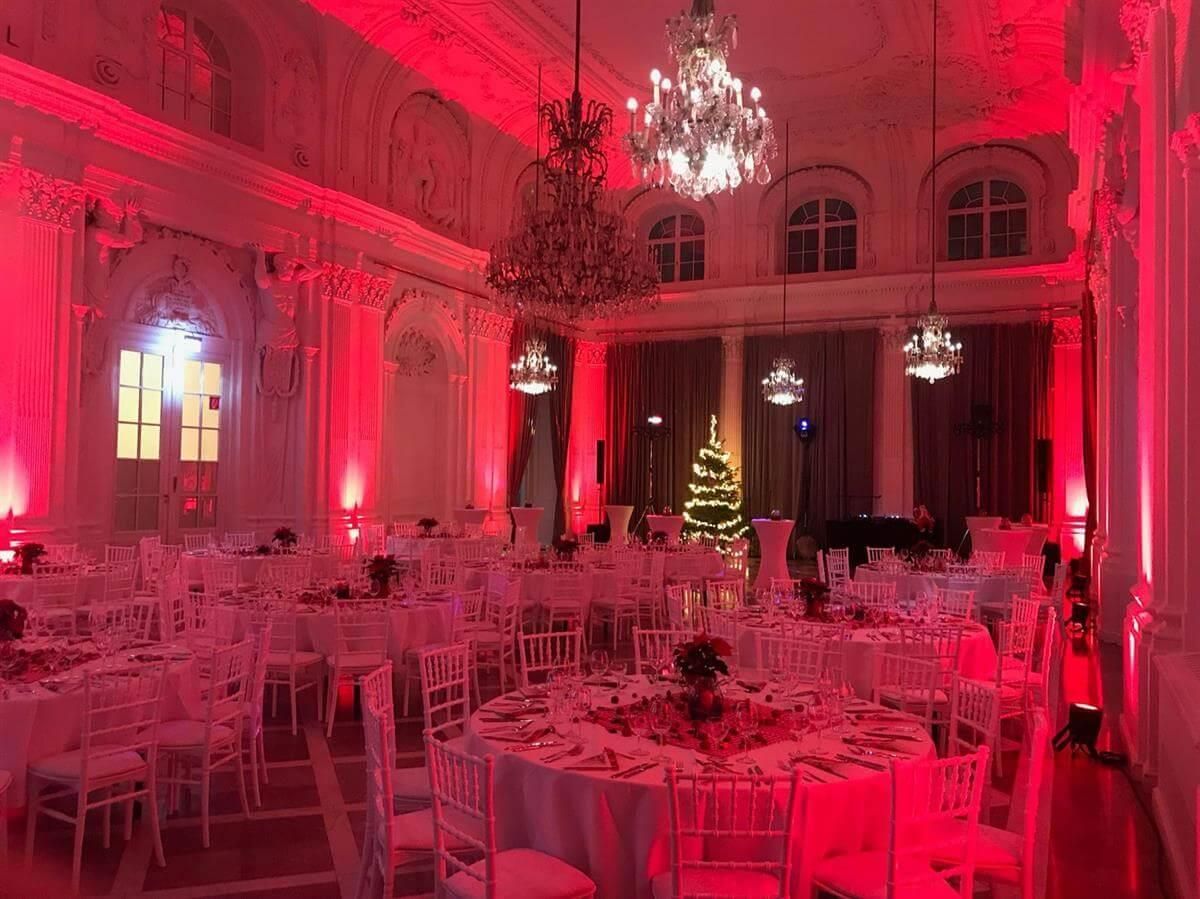 Ein großer Raum voller Tische und Stühle und roter Lichter.