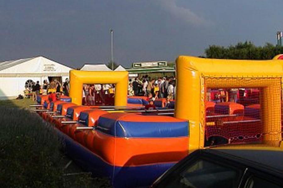 Ein Auto ist vor einem großen aufblasbaren Fußballfeld geparkt.