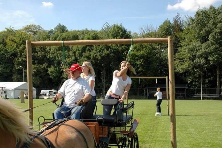 Eine Gruppe von Menschen fährt in einer Pferdekutsche