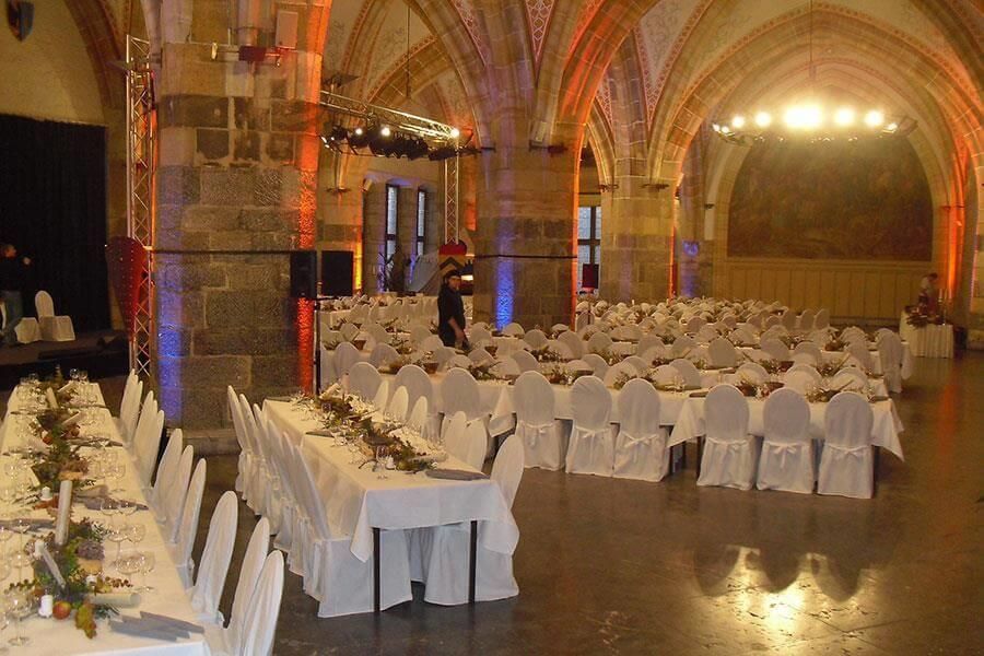 Ein großer Raum mit Tischen und Stühlen für eine Party