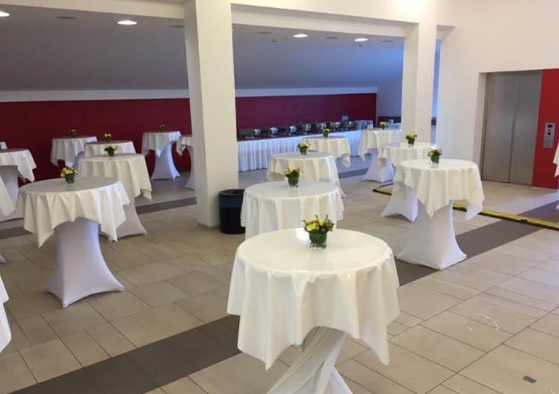 Ein Raum mit Tischen und einem Aufzug darin