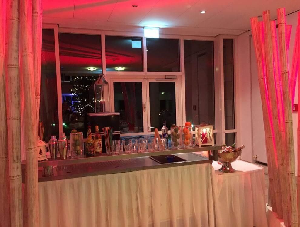 Eine Bar in einem Raum mit roten Lichtern an der Decke.