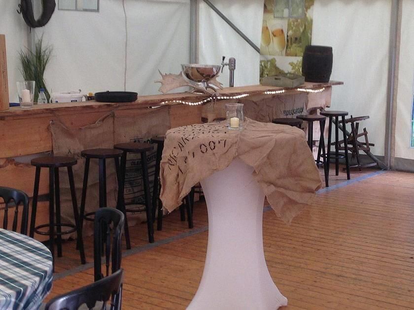 Ein Tisch mit einem Tuch darauf, auf dem ' 00 ' steht