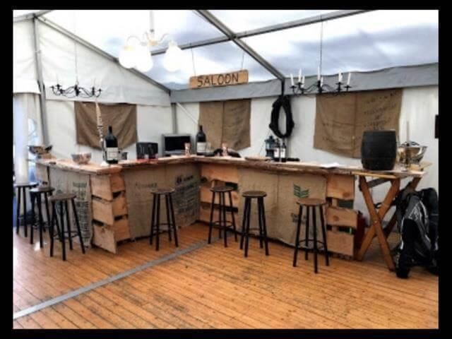 Ein Salon mit Holzbar und Hockern