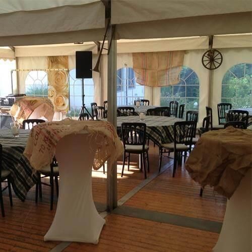 Ein großer Raum mit Tischen und Stühlen und einem Lautsprecher