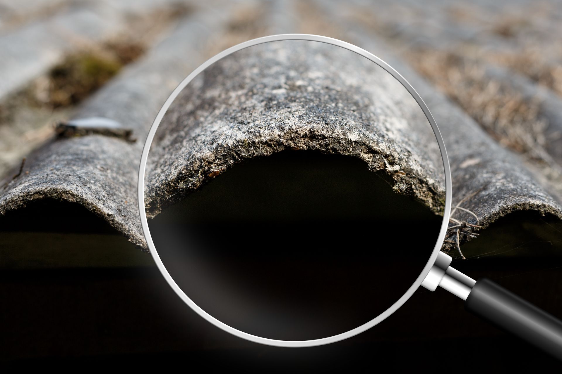 Inspection d'amiante à la loupe sur une tuile endommagée