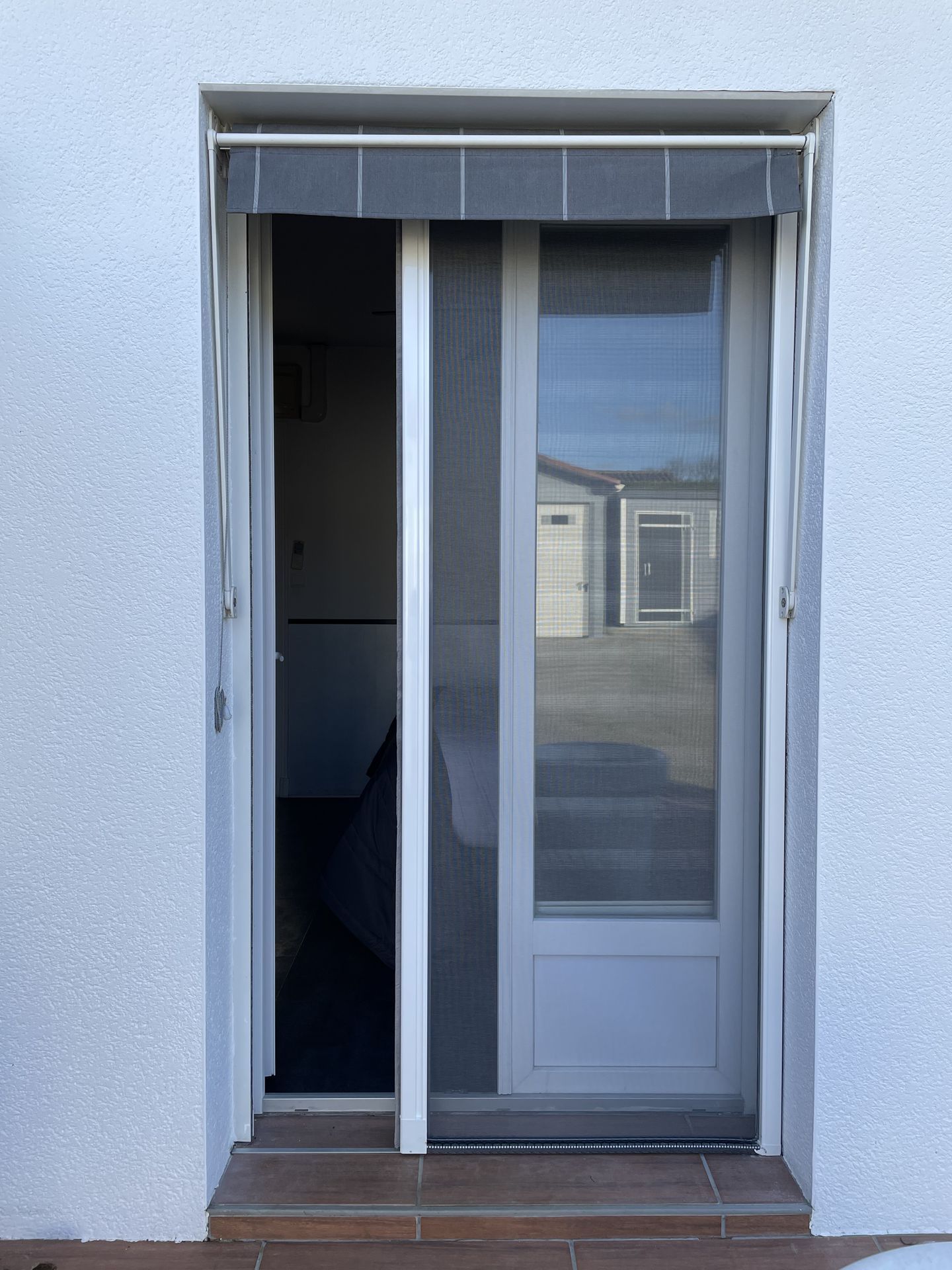 Un store devant une porte vitrée