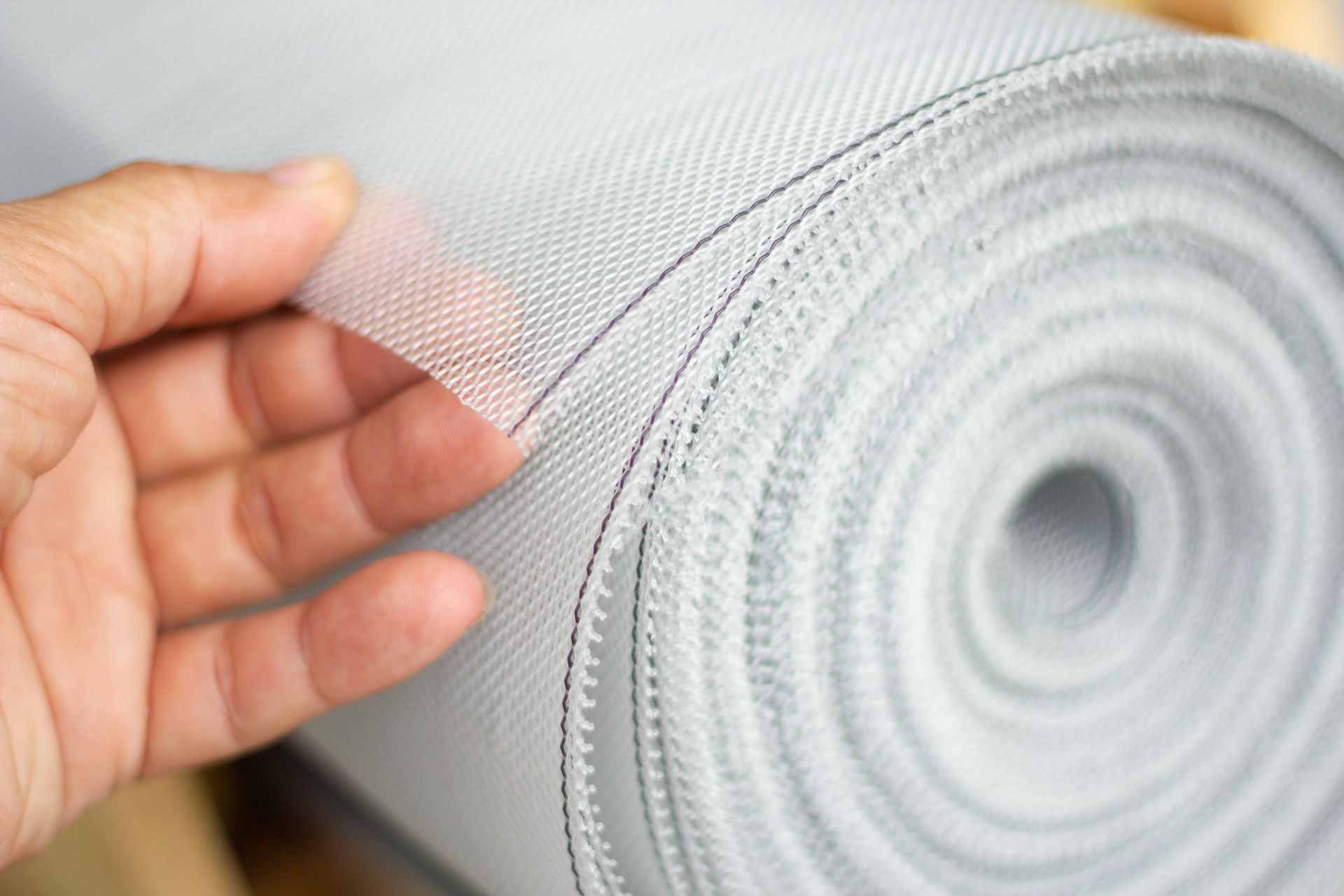 Un rouleau de moustiquaire