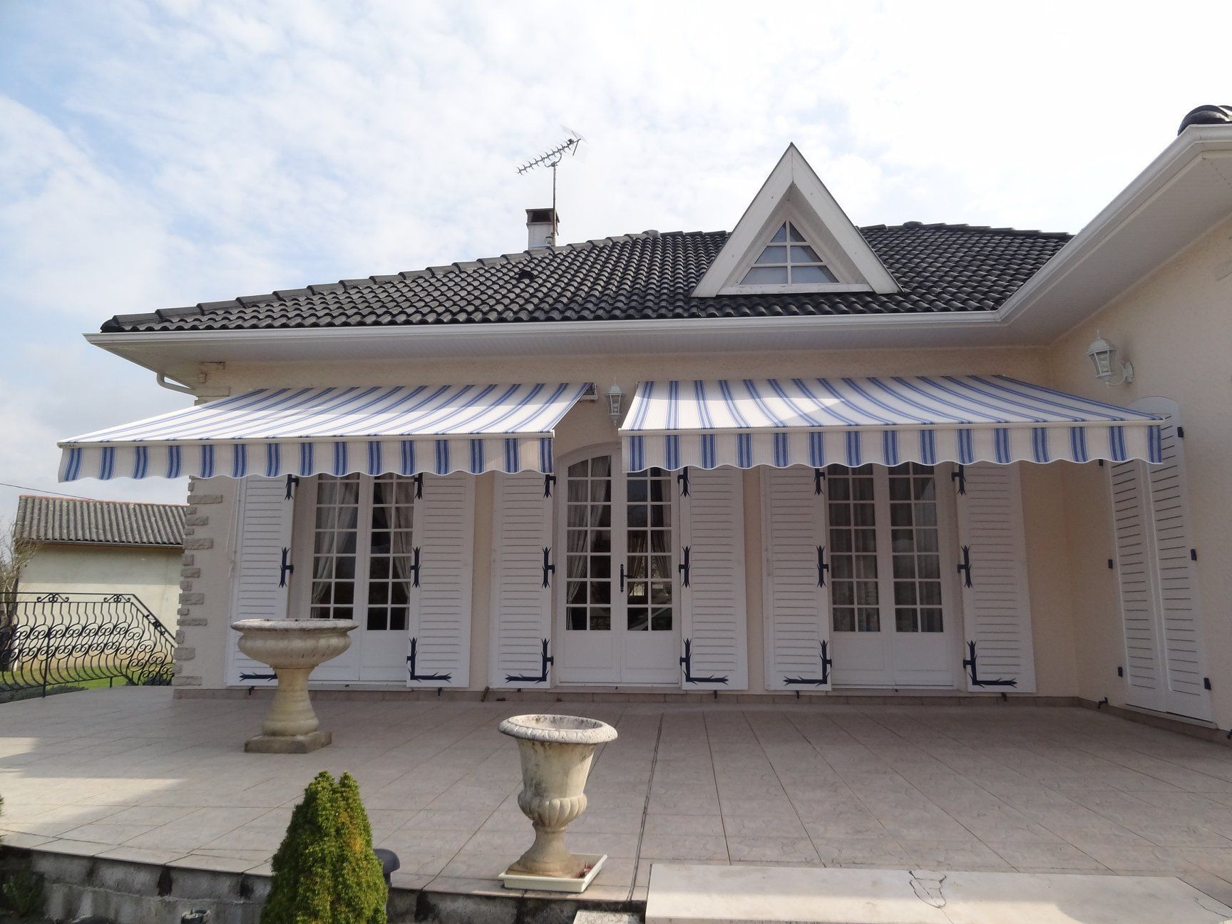 Deux stores rayés blanc et bleu