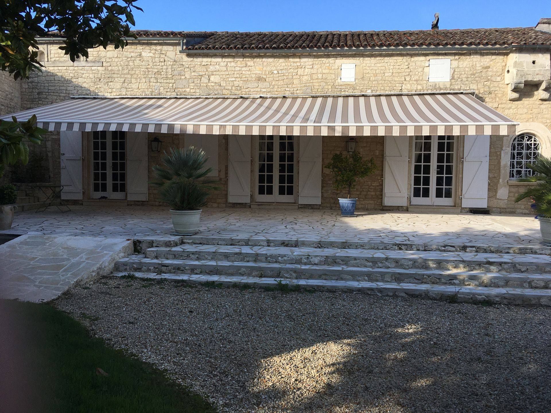 Un grand store couvrant trois entrées d'une maison