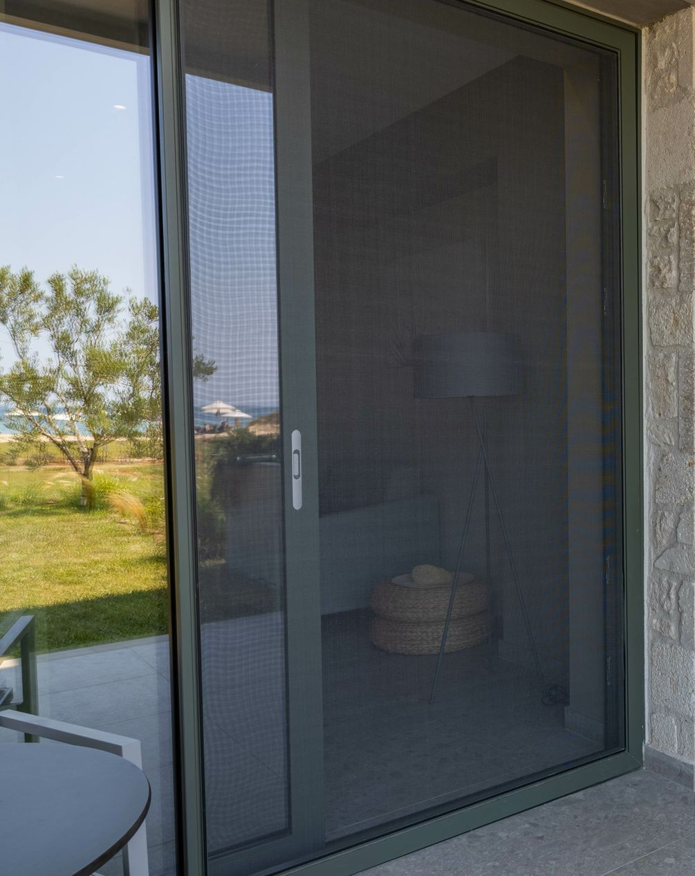 Une porte avec une moustiquaire