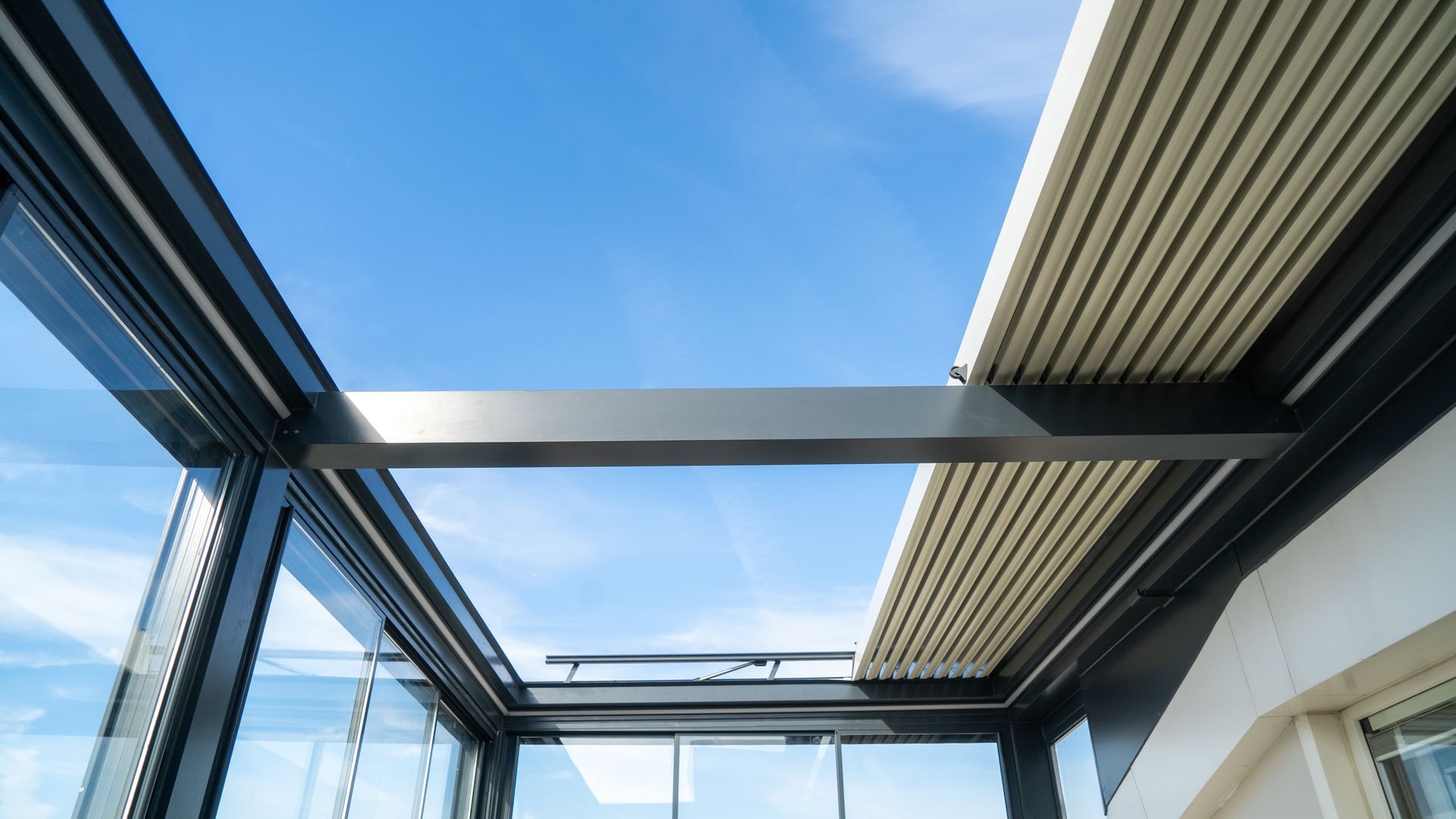 Une pergola ouverte ensoleillée