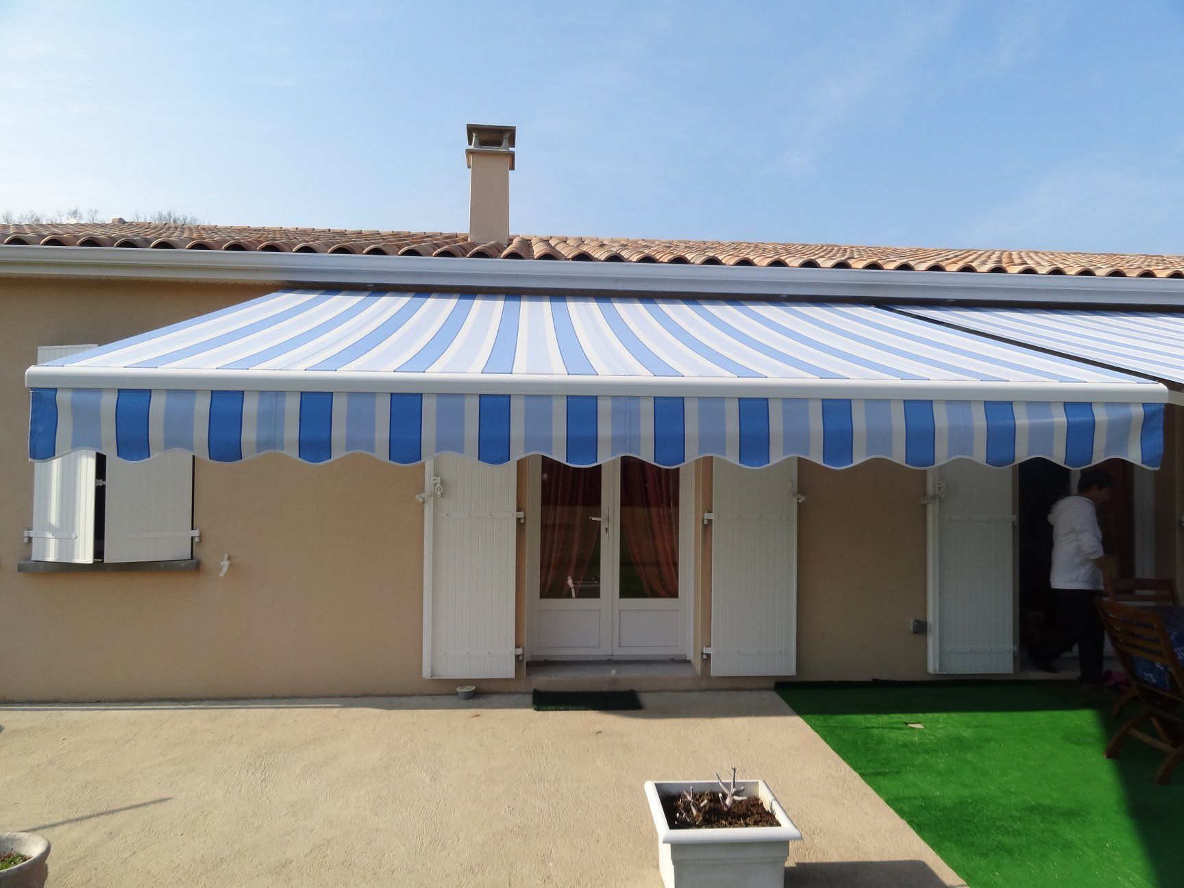 Store rayé bleu et blanc