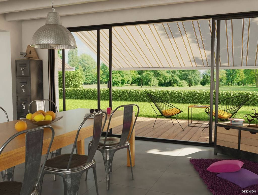 Une terrasse à l'ombre grâce à un store banne déplié