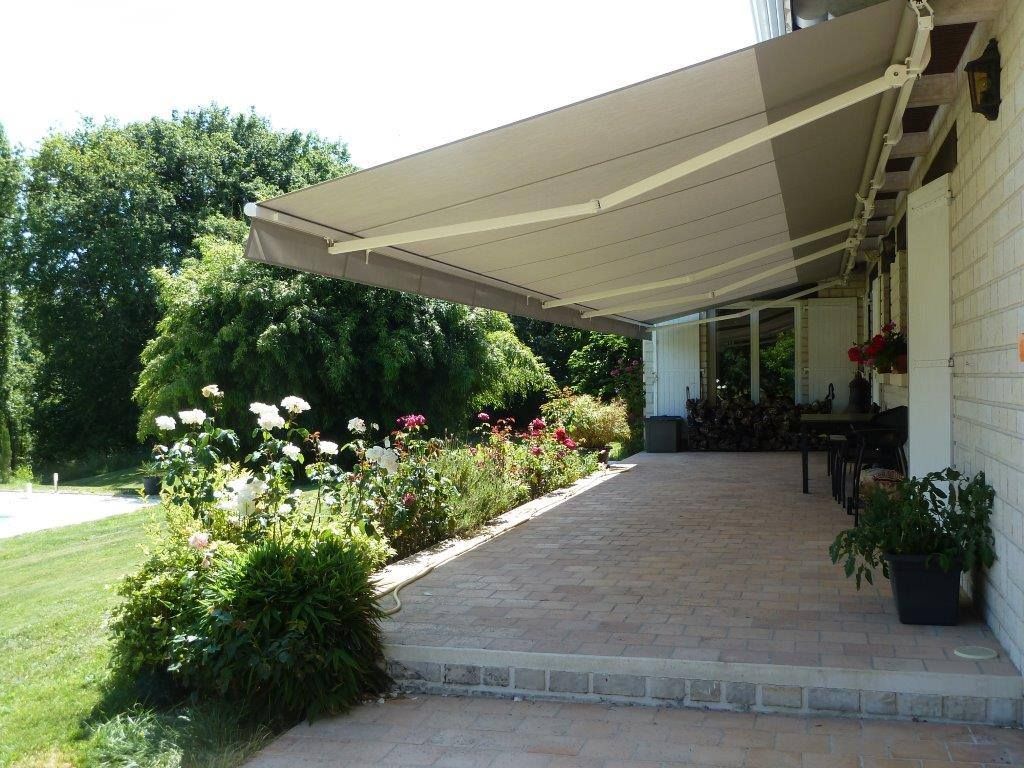 Une terrasse ombragée par un store