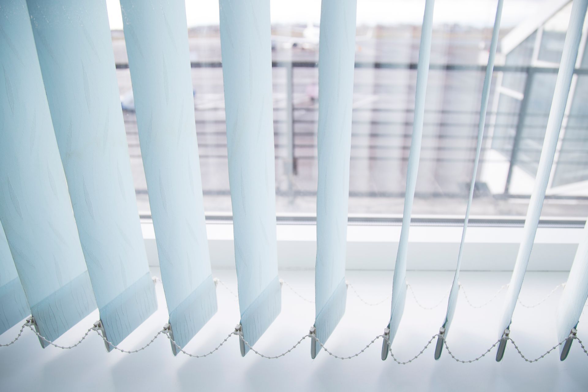 Des stores à lames verticales vus de près