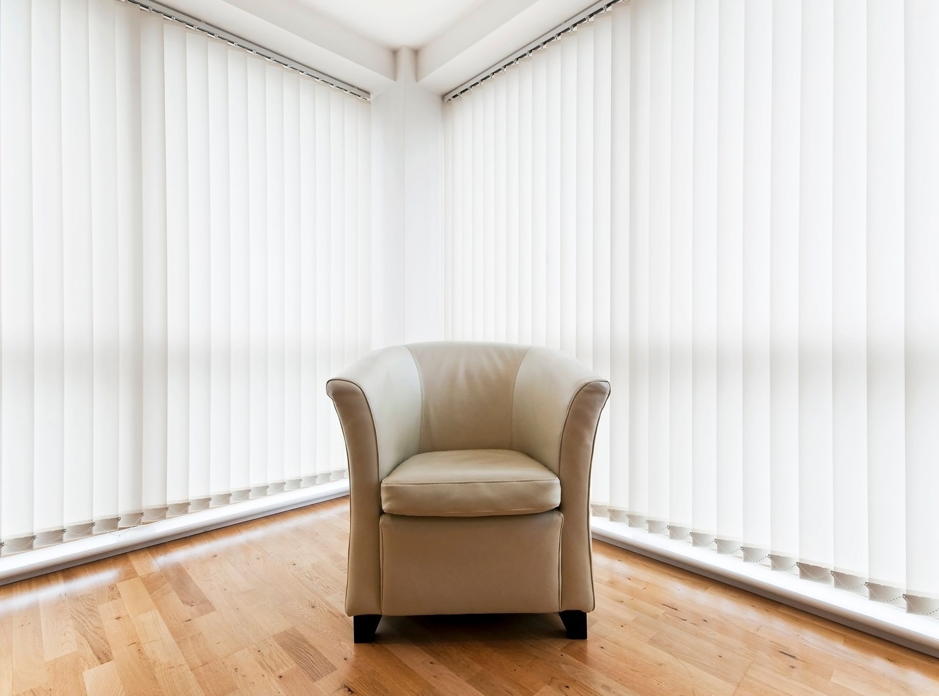 Un canapé devant des stores californiens fermés