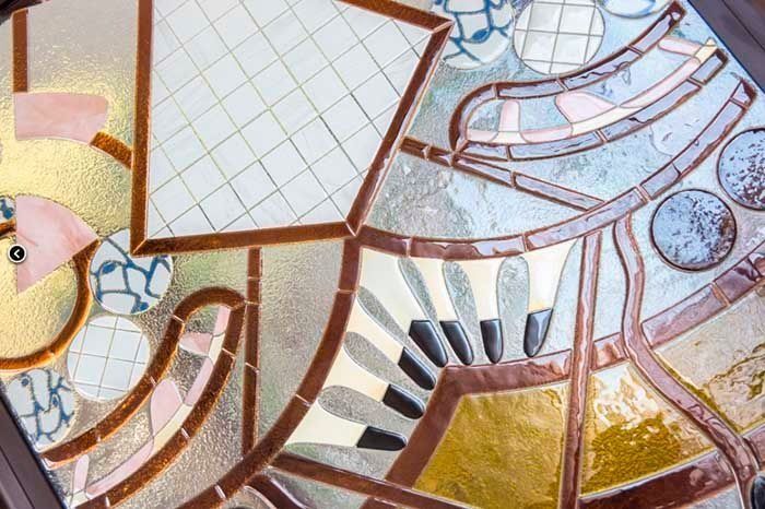 Un primer plano de una vidriera con una cebra.