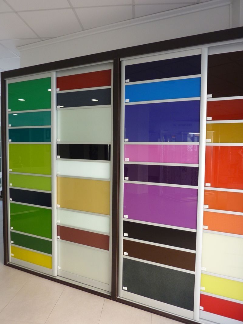 Una pared con muchos colores diferentes