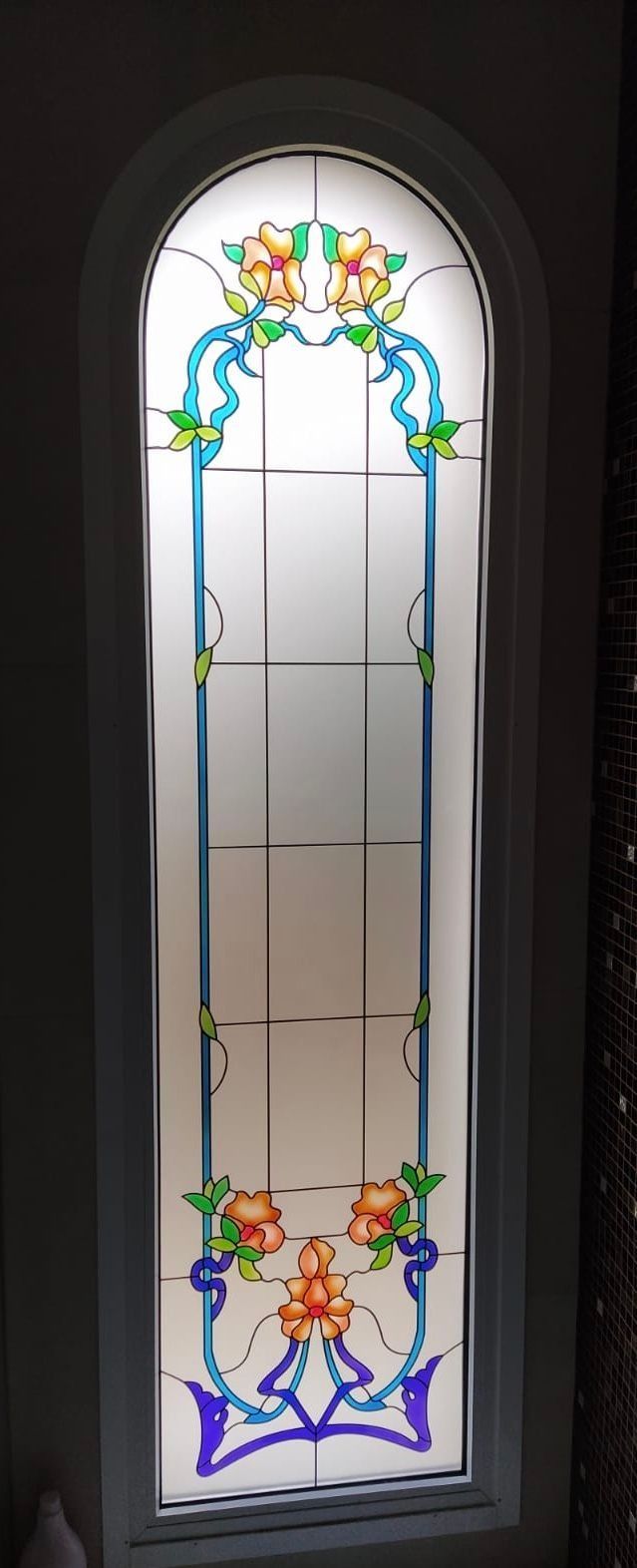 Una vidriera con flores