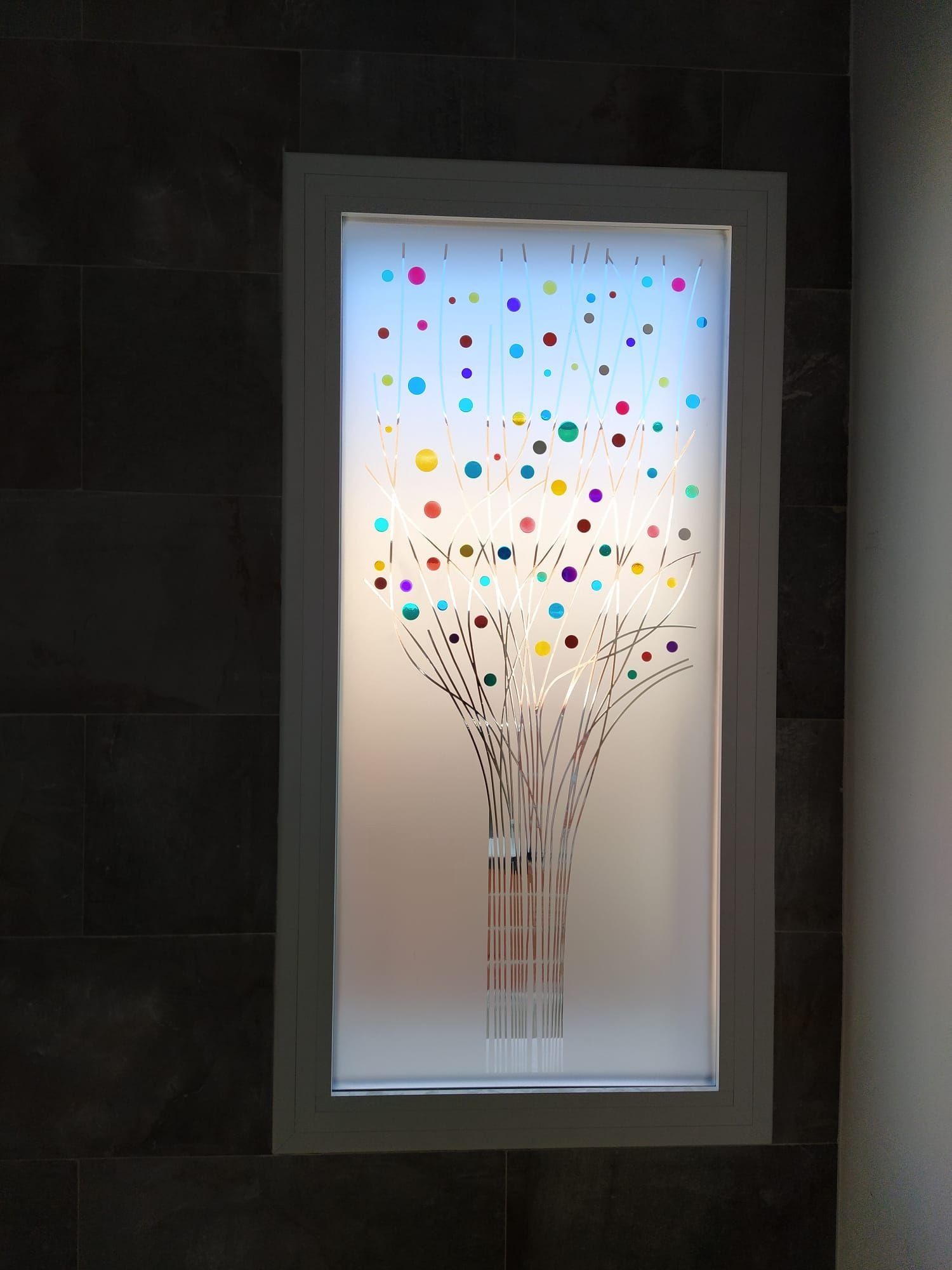 Una ventana con una imagen de un jarrón con flores.