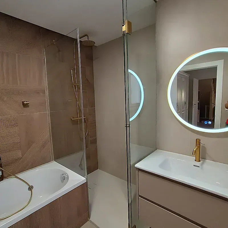 Un baño con bañera, lavabo, ducha y espejo.