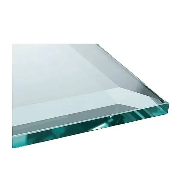 Un primer plano de un trozo de vidrio transparente sobre un fondo blanco.