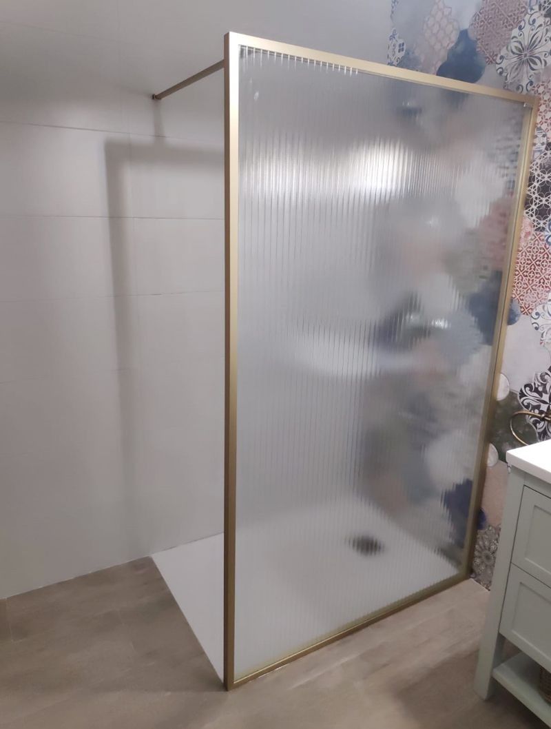 Un baño con ducha y lavabo.