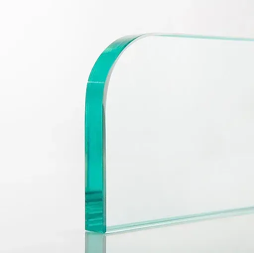 Un primer plano de un trozo de vidrio transparente sobre una superficie blanca.